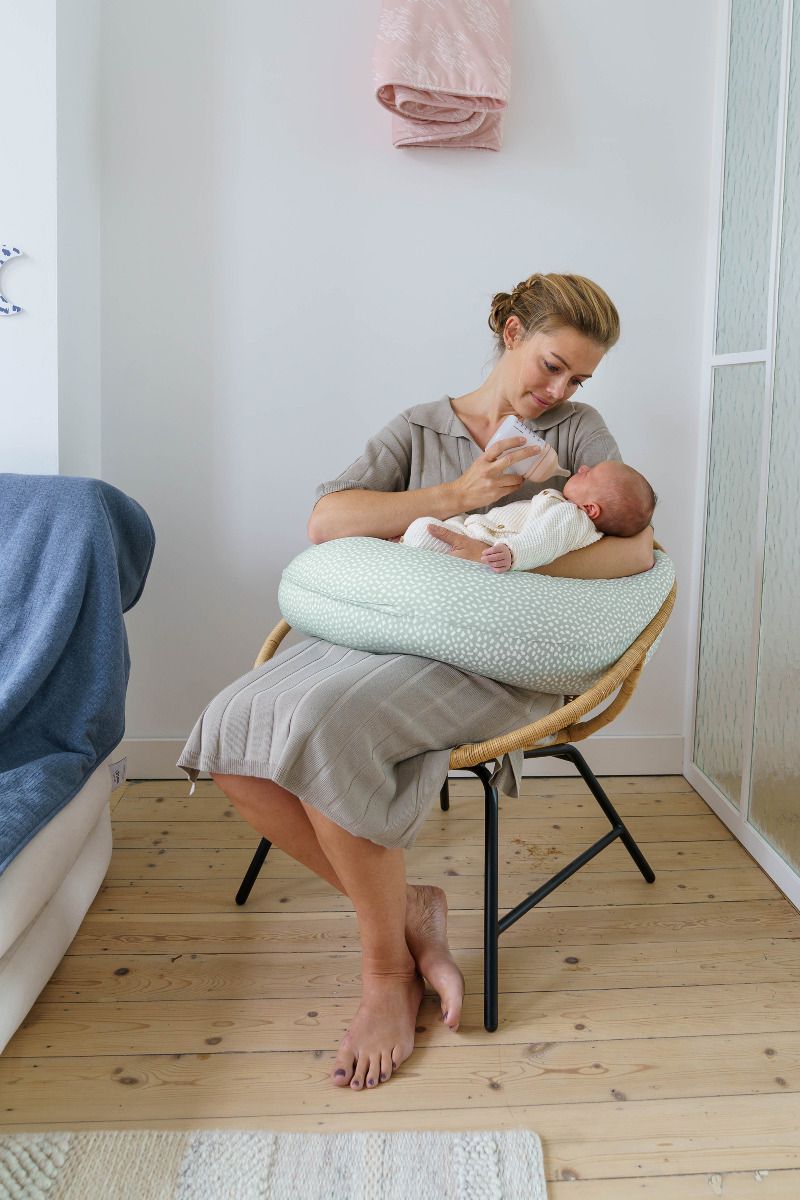 https://www.vanastenbabysuperstore.nl/media/catalog/product/9/9/9922100252_2_voedingskussen_zwangerschapskussen_doomoo_buddy_cloudy_kaki.jpg
