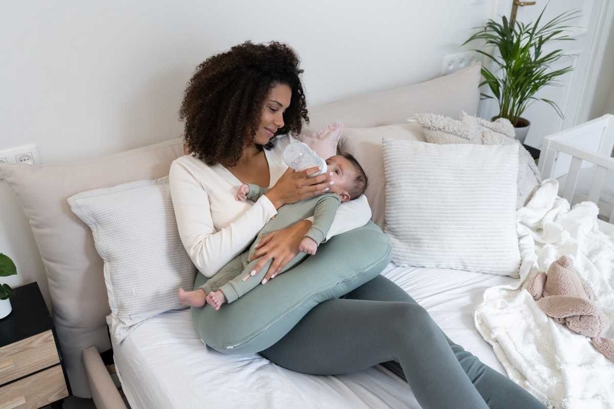https://www.vanastenbabysuperstore.nl/media/catalog/product/9/9/9922100280_2_voedingskussen_doomoo_softy_tetra_jersey_green.jpg