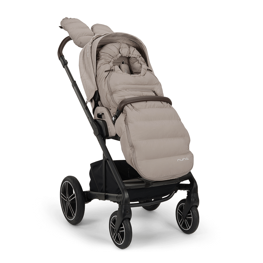 https://www.vanastenbabysuperstore.nl/media/catalog/product/0/1/0171120153_1_winterset_nuna_incl_wanten_en_opbergtas_chateau_1769615809.png