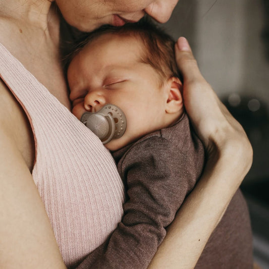 https://www.vanastenbabysuperstore.nl/media/catalog/product/0/2/0232800303_2_fopspeen_difrax_dynamic_36_mnd_harmony_cremelight_brown.jpg