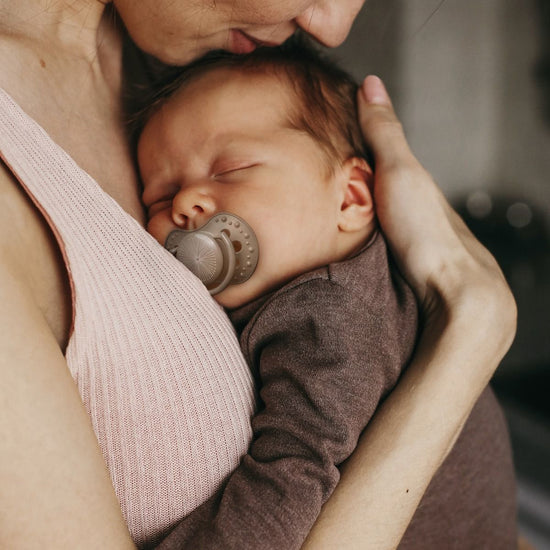 https://www.vanastenbabysuperstore.nl/media/catalog/product/0/2/0232800303_2_fopspeen_difrax_dynamic_36_mnd_harmony_cremelight_brown.jpg