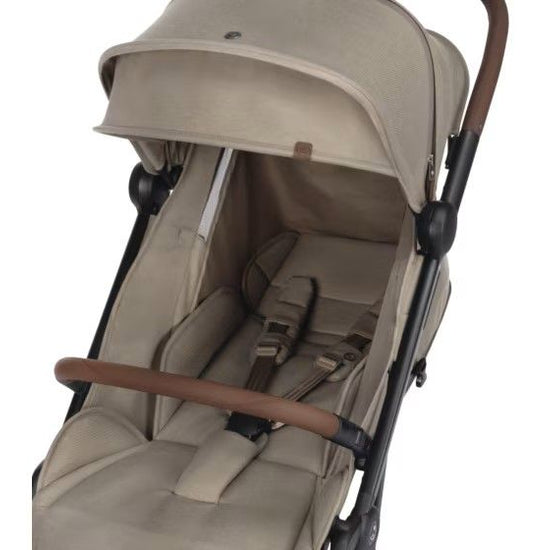 https://www.vanastenbabysuperstore.nl/media/catalog/product/0/3/0311110267_2_buggy_maxicosi_soho_twillic_truffle_brown_leather.jpg