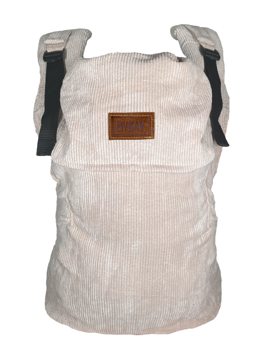 https://www.vanastenbabysuperstore.nl/media/catalog/product/0/3/0351130003_1_draagzak_bykay_click_carrier_deluxe_pro_rib_almond_sand.png
