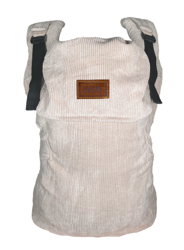 https://www.vanastenbabysuperstore.nl/media/catalog/product/0/3/0351130003_1_draagzak_bykay_click_carrier_deluxe_pro_rib_almond_sand.png