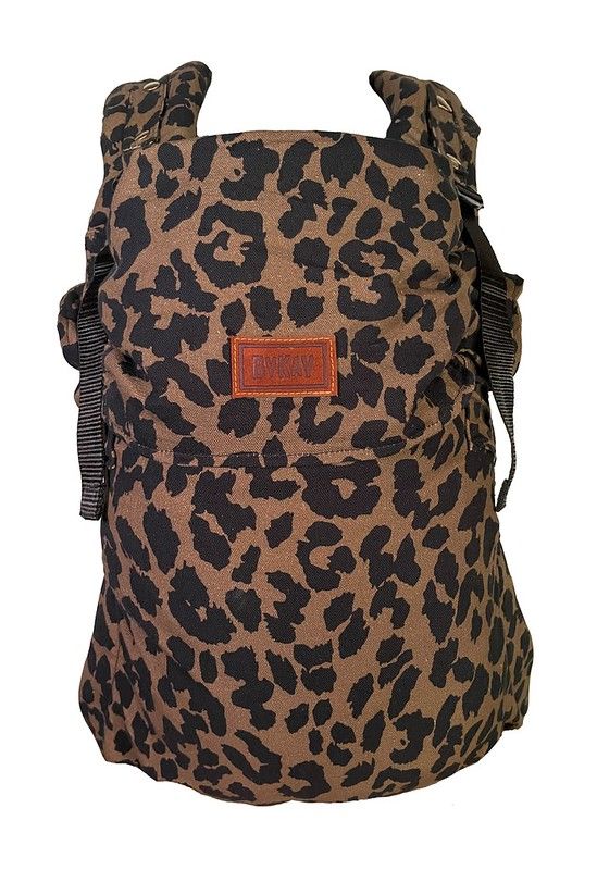 https://www.vanastenbabysuperstore.nl/media/catalog/product/0/3/0352130006_1_draagzak_bykay_click_carrier_deluxe_pro_leopard_brown.jpg