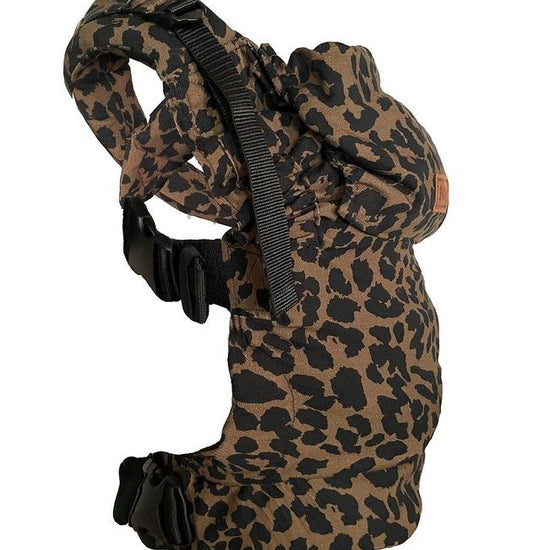 https://www.vanastenbabysuperstore.nl/media/catalog/product/0/3/0352130006_2_draagzak_bykay_click_carrier_deluxe_pro_leopard_brown.jpg