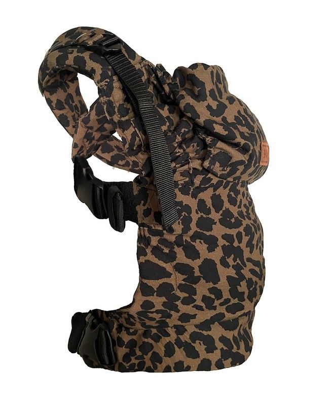 https://www.vanastenbabysuperstore.nl/media/catalog/product/0/3/0352130006_2_draagzak_bykay_click_carrier_deluxe_pro_leopard_brown.jpg