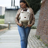 https://www.vanastenbabysuperstore.nl/media/catalog/product/0/3/0352130011_2_draagzak_bykay_tiny_click_carrier_latte.jpg