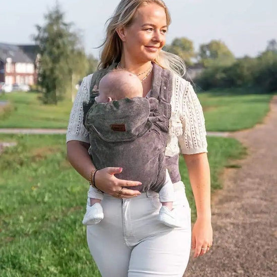 https://www.vanastenbabysuperstore.nl/media/catalog/product/0/3/0352130016_2_draagzak_bykay_click_carrier_deluxe_rib_dark_oat.jpeg