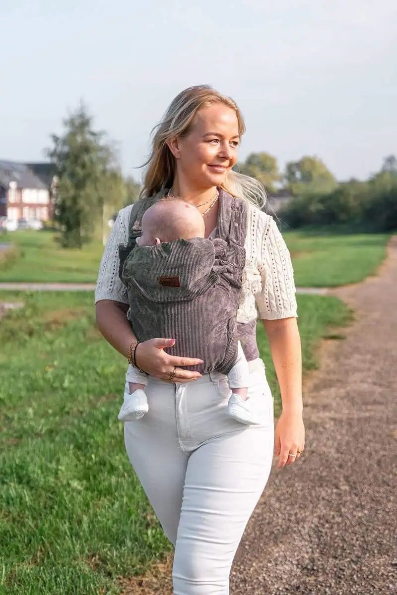 https://www.vanastenbabysuperstore.nl/media/catalog/product/0/3/0352130016_2_draagzak_bykay_click_carrier_deluxe_rib_dark_oat.jpeg