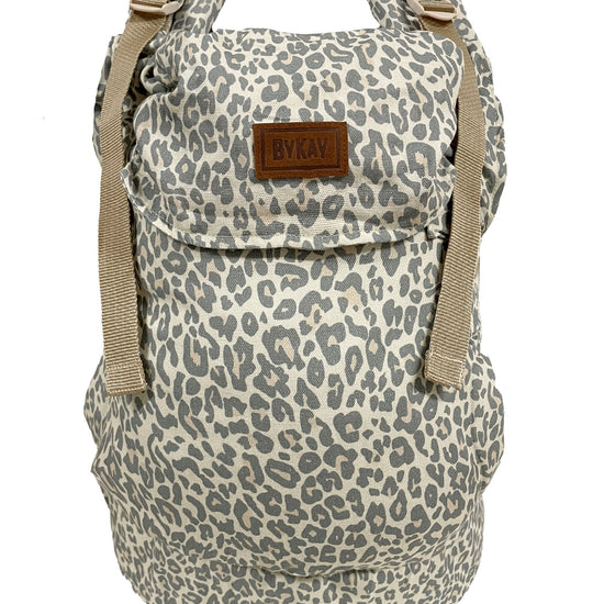 https://www.vanastenbabysuperstore.nl/media/catalog/product/0/3/0352130017_1_draagzak_bykay_click_carier_deluxe_sand_leopard.jpg