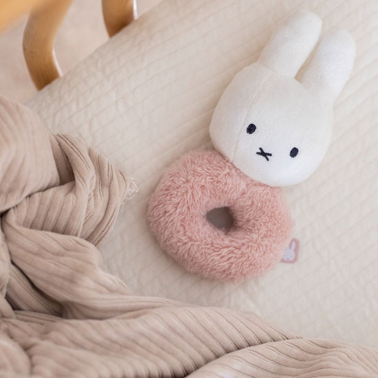 https://www.vanastenbabysuperstore.nl/media/catalog/product/0/5/0592403867_2_rammelaar_nijntje_fluffy_pink.jpg