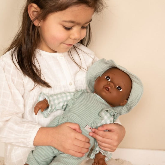 https://www.vanastenbabysuperstore.nl/media/catalog/product/0/5/0592403972_2_kleertjes_babypop_little_dutch_green_check.jpg