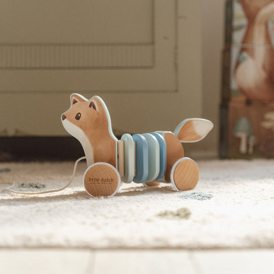 https://www.vanastenbabysuperstore.nl/media/catalog/product/0/5/0592404007_2_trekdier_wiebel_little_dutch_vos_forest_friends.jpg