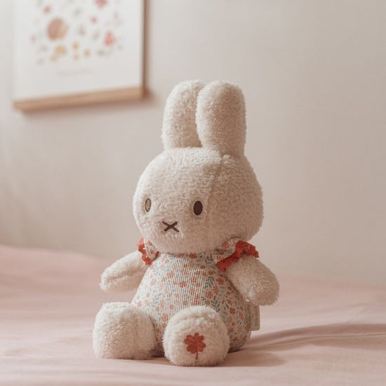 https://www.vanastenbabysuperstore.nl/media/catalog/product/0/5/0592404115_2_knuffel_nijntje_lucky_blossom_20cm.jpg