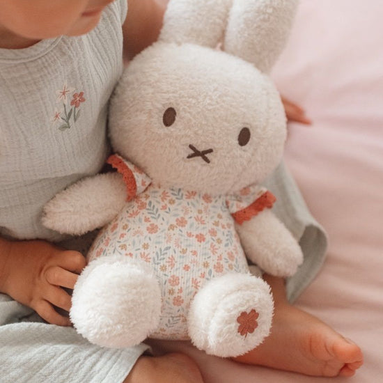 https://www.vanastenbabysuperstore.nl/media/catalog/product/0/5/0592404116_2_knuffel_nijntje_lucky_blossom_30cm.jpg