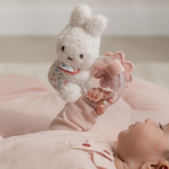 https://www.vanastenbabysuperstore.nl/media/catalog/product/0/5/0592404124_2_rammelaar_nijntje_ring_lucky_blossom.jpg