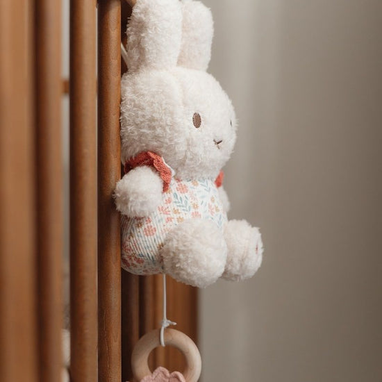 https://www.vanastenbabysuperstore.nl/media/catalog/product/0/5/0592404126_2_muziekdoosje_nijntje_lucky_blossom.jpg
