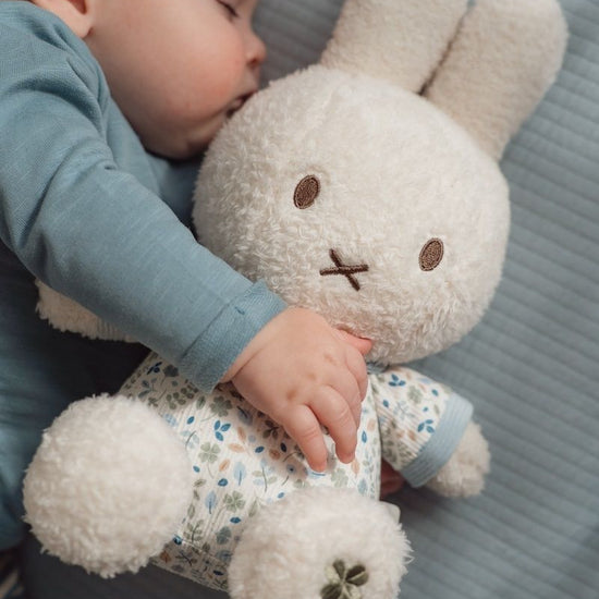 https://www.vanastenbabysuperstore.nl/media/catalog/product/0/5/0592404128_2_knuffel_nijntje_lucky_leaves_30cm.jpg
