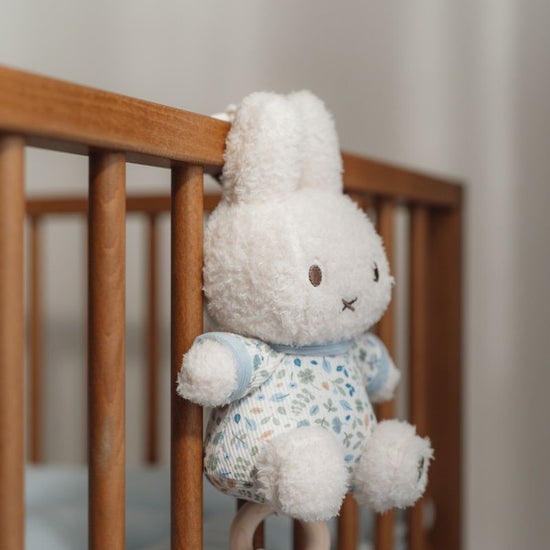 https://www.vanastenbabysuperstore.nl/media/catalog/product/0/5/0592404138_2_muziekdoosje_nijntje_lucky_leaves.jpg