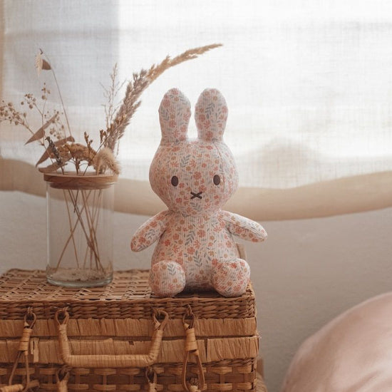 https://www.vanastenbabysuperstore.nl/media/catalog/product/0/5/0592420003_2_knuffel_nijntje_lucky_blossom_all_over_20cm.jpg