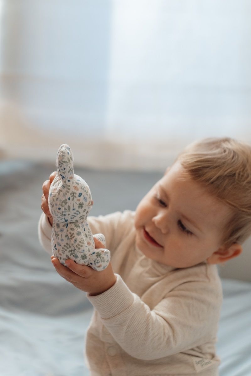 https://www.vanastenbabysuperstore.nl/media/catalog/product/0/5/0592420005_2_knuffel_nijntje_lucky_leaves_15cm.jpg