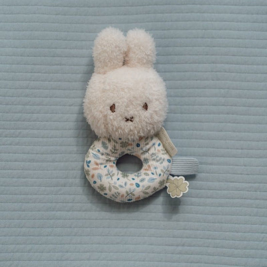 https://www.vanastenbabysuperstore.nl/media/catalog/product/0/5/0592420007_2_rammelaar_nijntje_lucky_leaves.jpg