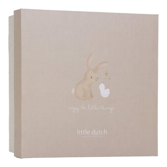 https://www.vanastenbabysuperstore.nl/media/catalog/product/0/5/0592420017_02_LD_Giftset_NewbornNaturals.jpg