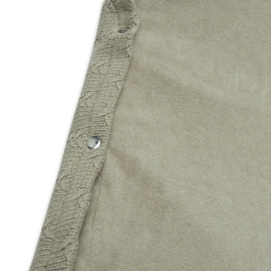 https://www.vanastenbabysuperstore.nl/media/catalog/product/0/6/0611901377_2_aankleedkussenhoes_jollein_grain_knit_olive_green.jpg