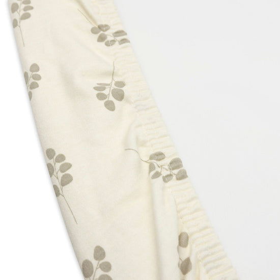 https://www.vanastenbabysuperstore.nl/media/catalog/product/0/6/0611901417_2_aankleedkussenhoes_jollein_jersey_twig_olive_green.jpg