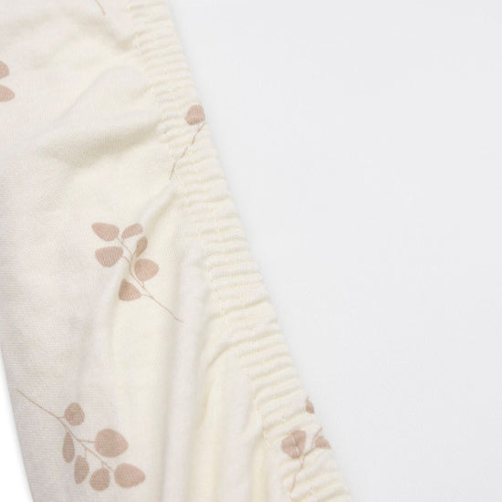 https://www.vanastenbabysuperstore.nl/media/catalog/product/0/6/0611901418_2_aankleedkussenhoes_jollein_jersey_twig_wild_rose.jpg
