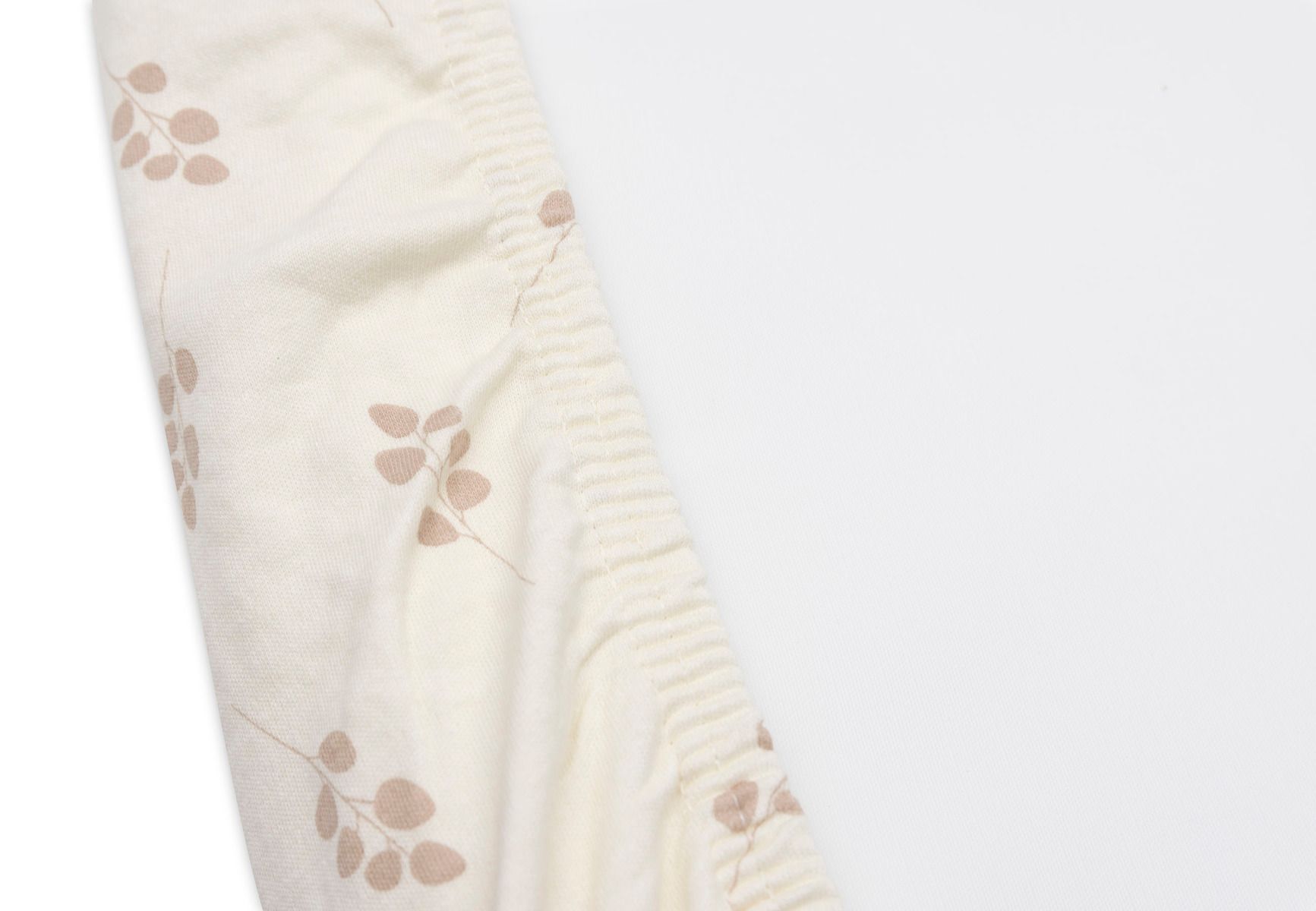 https://www.vanastenbabysuperstore.nl/media/catalog/product/0/6/0611901418_2_aankleedkussenhoes_jollein_jersey_twig_wild_rose.jpg