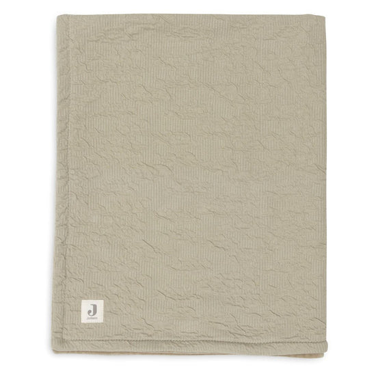 https://www.vanastenbabysuperstore.nl/media/catalog/product/0/6/0611901425_1_deken_wieg_jollein_75x100_soft_waves_olive_greenvelvet.jpg