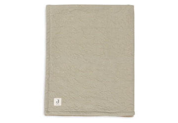 https://www.vanastenbabysuperstore.nl/media/catalog/product/0/6/0611901429_1_deken_ledikant_jollein_100x150_soft_waves_olive_greenvelvet.jpg