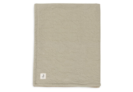 https://www.vanastenbabysuperstore.nl/media/catalog/product/0/6/0611901429_1_deken_ledikant_jollein_100x150_soft_waves_olive_greenvelvet.jpg