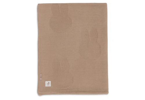 https://www.vanastenbabysuperstore.nl/media/catalog/product/0/6/0611901528_1_Deken_Wieg_Jollein_75x100_Nijntje_Biscuit_Velvet.jpeg