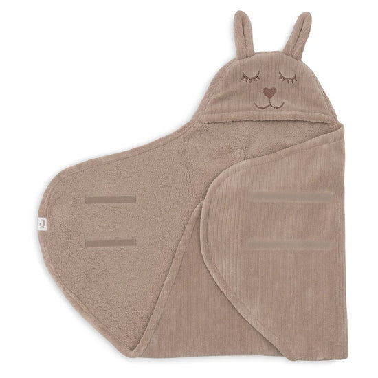 https://www.vanastenbabysuperstore.nl/media/catalog/product/0/6/0612030001_1_Wikkeldeken_Jollein_Bunny_Cloudy_Rib_Milky_Coffee.jpeg