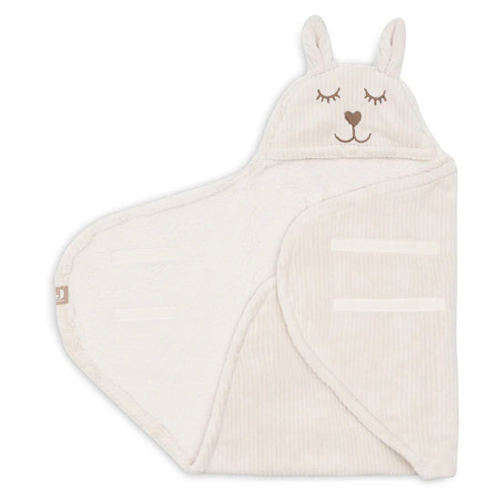 https://www.vanastenbabysuperstore.nl/media/catalog/product/0/6/0612030002_1_Wikkeldeken_Jollein_Bunny_Cloudy_Rib_Milky_Oatmeal_1.jpeg