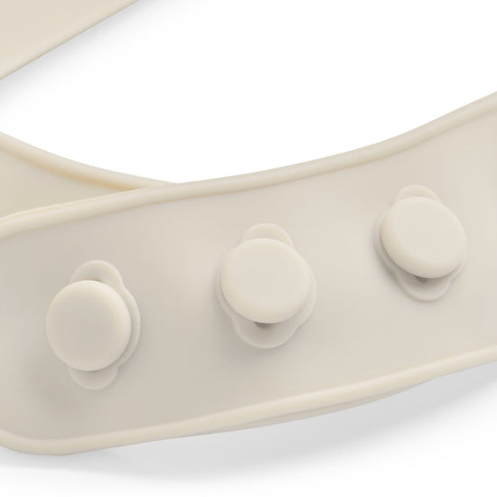 https://www.vanastenbabysuperstore.nl/media/catalog/product/0/6/0612110371_2_slabber_jollein_siliconen_nougat.jpg
