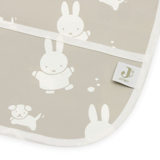 https://www.vanastenbabysuperstore.nl/media/catalog/product/0/6/0612110560_2_slabber_jollein_met_mouw_waterproof_nijntje_en_snuffy_olive_green.jpg