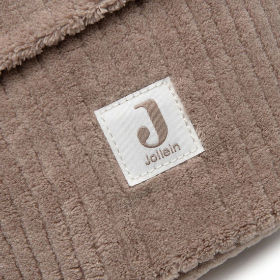 https://www.vanastenbabysuperstore.nl/media/catalog/product/0/6/0612300433_2_mand_jollein_cloudy_rib_milky_coffee.jpeg