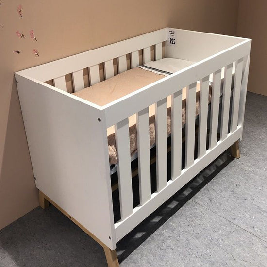 https://www.vanastenbabysuperstore.nl/media/catalog/product/0/6/0640010045_1_ledikant_60x120_hollywood_nature_miami_wood_white.jpg