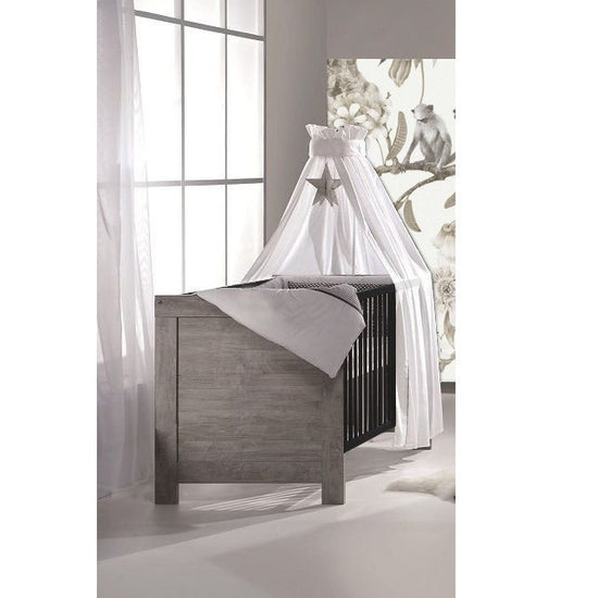 https://www.vanastenbabysuperstore.nl/media/catalog/product/0/6/0640010063_1_ledikant_60x120_nordica_driftwood_black_grip.jpg