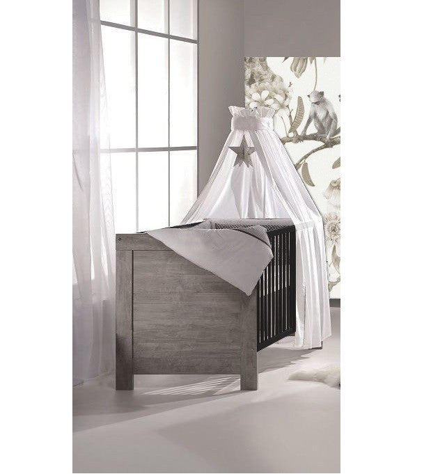 https://www.vanastenbabysuperstore.nl/media/catalog/product/0/6/0640010063_1_ledikant_60x120_nordica_driftwood_black_grip.jpg
