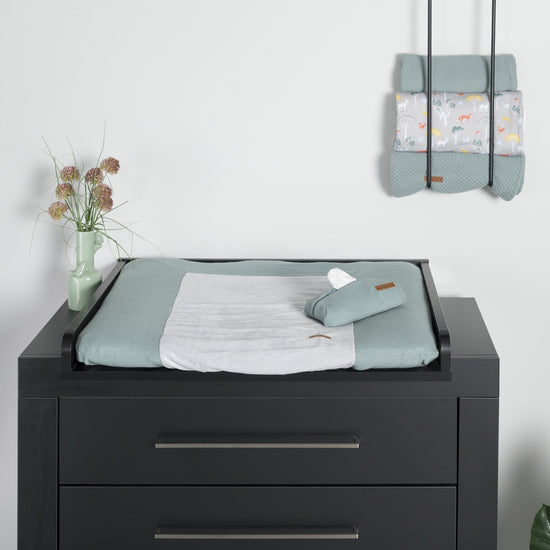 https://www.vanastenbabysuperstore.nl/media/catalog/product/0/6/0640020055_1_commode_bladvergroter_black_dik_blad.jpg
