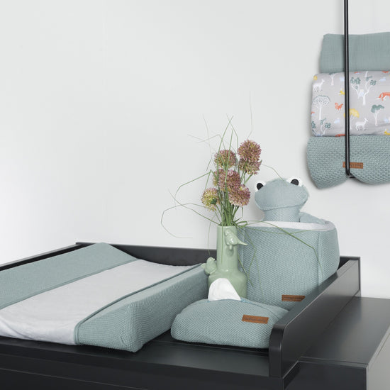 https://www.vanastenbabysuperstore.nl/media/catalog/product/0/6/0640020055_2_commode_bladvergroter_black_dik_blad.jpg