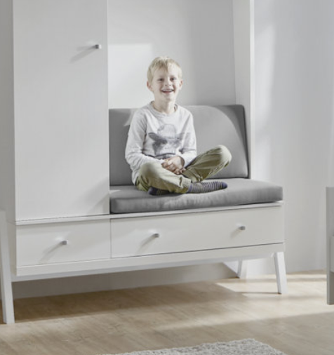 https://www.vanastenbabysuperstore.nl/media/catalog/product/0/6/0640060009_1_zit_en_rugkussen_grijs_voor_commodekast_hollywood.png