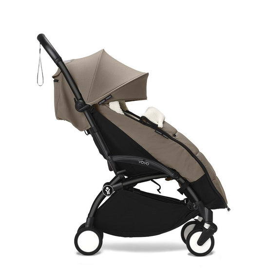 https://www.vanastenbabysuperstore.nl/media/catalog/product/0/8/0831120277_2_voetenzak_stokke_yoyo3_taupe.jpg
