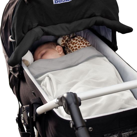 https://www.vanastenbabysuperstore.nl/media/catalog/product/0/9/0951120001_2_dooky_universal_cover_black.jpg