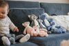 https://www.vanastenbabysuperstore.nl/media/catalog/product/0/9/0992401611_2_knuffeldoekje_happy_horse_happy_skunk.jpg